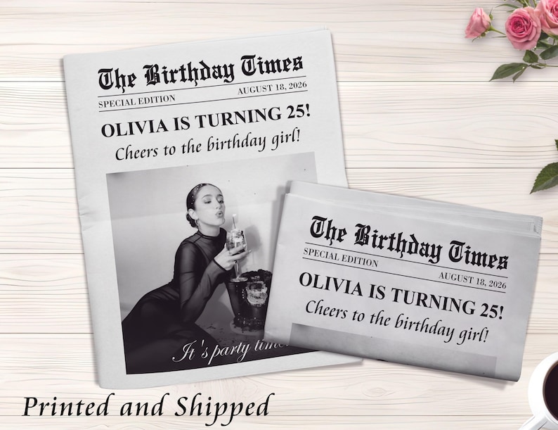 K&ouml;nnte beinhalten: Eine schwarz-wei&szlig;e Zeitung mit der Schlagzeile "The Birthday Times" und dem Text "Olivia wird 25! Prost auf das Geburtstagskind!" Im Hintergrund ist ein Foto einer Frau zu sehen, die ein Glas Champagner h&auml;lt.