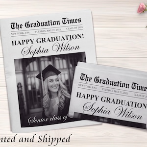 Puede incluir: Un anuncio de graduaci&oacute;n estilo peri&oacute;dico en blanco y negro con el texto "The Graduation Times" y "&iexcl;Feliz graduaci&oacute;n! Sophia Wilson". El anuncio presenta una foto en blanco y negro de un graduado con una gorra y una bata.