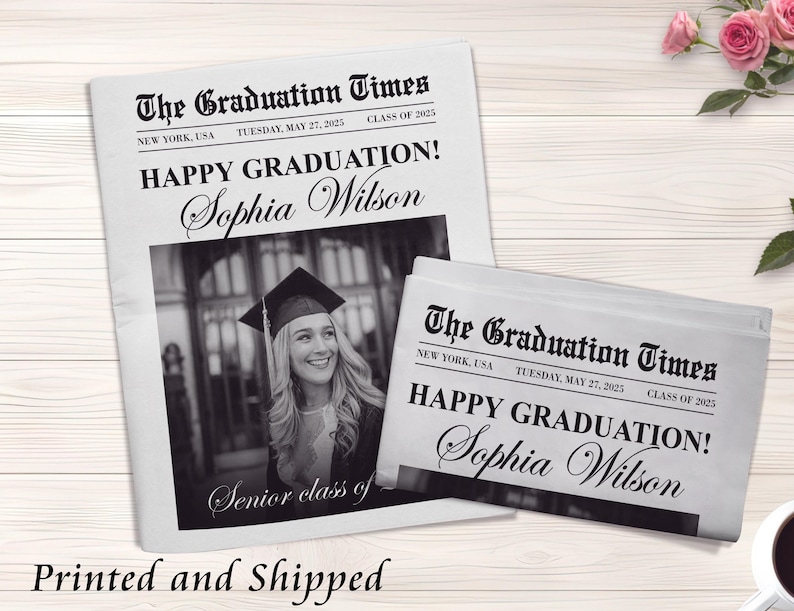 Puede incluir: Un anuncio de graduaci&oacute;n estilo peri&oacute;dico en blanco y negro con el texto "The Graduation Times" y "&iexcl;Feliz graduaci&oacute;n! Sophia Wilson". El anuncio presenta una foto en blanco y negro de un graduado con una gorra y una bata.