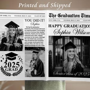Puede incluir: Un anuncio de graduaci&oacute;n estilo peri&oacute;dico en blanco y negro con el titular "The Graduation Times". El anuncio presenta una foto de una graduada con gorro y bata, y el texto "Happy Graduation! Sophia Wilson".