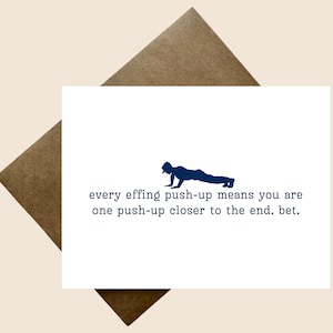 Könnte beinhalten: Eine weiße Grußkarte mit einer dunkelblauen Silhouette einer Person, die Liegestütze macht, und dem Text: every effing push-up means you are one push-up closer to the end. bet. Die Karte liegt auf einem braunen Umschlag.