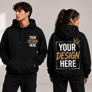 Pode incluir: Uma camisola preta com capuz apresentando um gráfico frontal com o texto YOUR DESIGN HERE em dourado. A parte de trás exibe uma grande moldura quadrada branca, o texto YOUR DESIGN HERE em dourado e branco e um ícone de coroa.