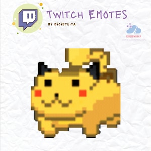Puede incluir: Emoticono de Twitch de Pikachu amarillo pixelado. La imagen incluye el texto "Twitch Emotes by DigiByKiya" y un logotipo de Twitch. Pikachu tiene orejas negras, mejillas rojas y una pequeña cola. El fondo es blanco.