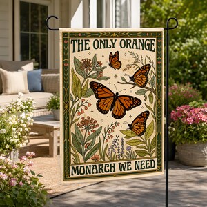 Bandiera da giardino anti-Trump discreta in formato PNG, L'unica monarca arancione di cui abbiamo bisogno, Sublimazione floreale con farfalla, Download digitale
