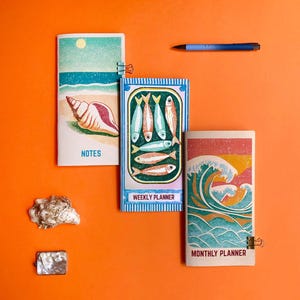 Juego de 3 cuadernos de viaje / Colección "SARDINAS" / Planificador semanal, mensual, de notas y de hábitos / Tamaño estándar: 11,5 x 21 cm