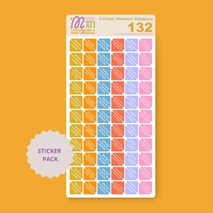 Peut inclure: Une feuille de 132 autocollants de planificateur d'angle en quatre couleurs : or, orange, bleu et rose. Chaque autocollant a un carré blanc avec une ligne diagonale et du texte qui dit « Santé », « Vacances », « Jour de paie » ou « Événement ».