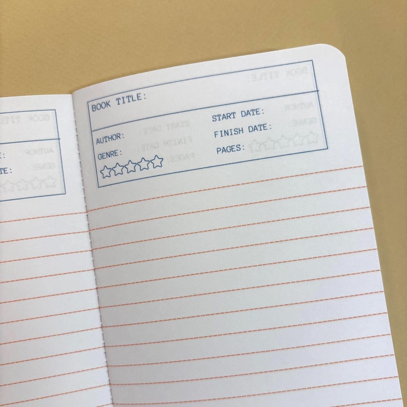 K&ouml;nnte beinhalten: Offene Notizbuchseiten mit einem Layout f&uuml;r Buchbesprechungen. Der obere Bereich hat ein blaues Feld mit den Worten "BOOK TITLE:" und andere Felder f&uuml;r "AUTHOR:" und "GENRE:" mit Sternebewertungen. Die Seiten haben rote horizontale Linien.