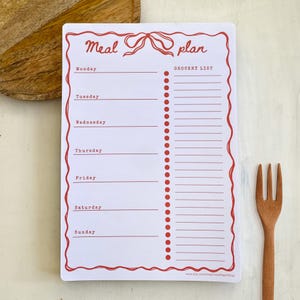 Agenda hebdomadaire de repas A5 et bloc-notes avec liste de courses : organisez votre cuisine, vos repas et vos courses. Conception rétro d'arc rouge. Bloc-repas coquette fantaisiste