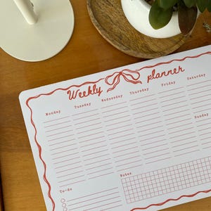 Skurril Coquette Wochenplaner Pad | A4 Schreibtisch Notizblock Undatiert | Retro rote Schleife Design