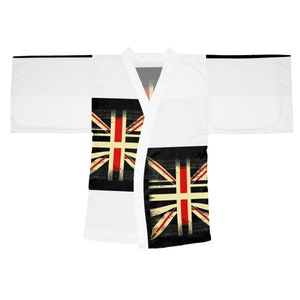 Może przedstawiać: Biały kimon z wzorem czarno-czerwonej flagi Union Jack. Flaga jest zużyta i wyblakła, co nadaje jej vintage'owy wygląd.