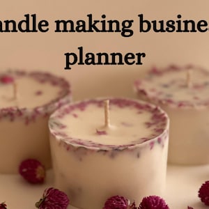 Puede incluir: Tres velas cilíndricas blancas con detalles florales rosas en los bordes superiores. Las velas tienen una mecha en el centro y están rodeadas de flores rosas secas. El texto "candle making business planner" está en la parte superior.