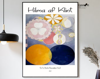 May include: A poster featuring a painting by Hilma af Klint titled "De Tio Stora Barnsalden No.2" from 1907. The painting depicts a series of overlapping circles in shades of pink, yellow, blue, and white, with a flower-like design in the centre.