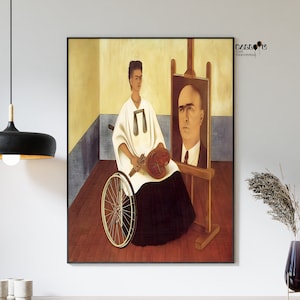 Pode incluir: Uma pintura de uma mulher em uma cadeira de rodas segurando um coração, com um retrato de um homem em um cavalete atrás dela.
