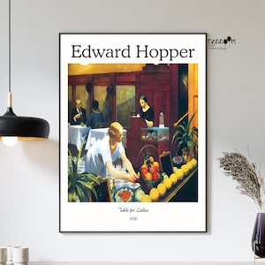Puede incluir: Un póster vintage con una pintura de Edward Hopper titulada "Table for Ladies" de 1930. La pintura representa una escena de un restaurante con una mujer con un vestido blanco sirviendo fruta a los clientes.