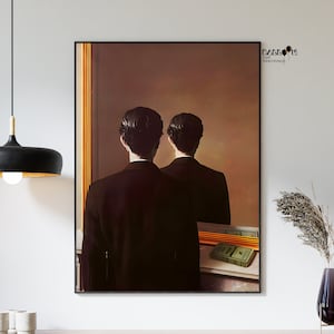 Puede incluir: Una pintura de dos hombres con traje de pie de espaldas, frente a un espejo. Los hombres tienen el mismo peinado y visten trajes idénticos. La pintura está sobre un fondo marrón con un marco dorado.