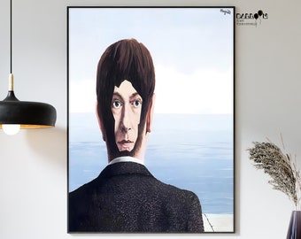 Könnte beinhalten: Ein Gemälde eines Mannes in einem dunklen Anzug vor blauem Hintergrund. Das Gesicht des Mannes ist durch sein Haar verdeckt, das in der Mitte gescheitelt ist. Das Gemälde trägt den Titel "Magritte" und ist mit "Dalloon" signiert.