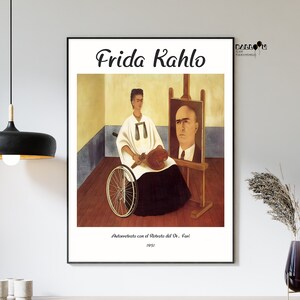 Pode incluir: Um pôster com uma pintura de Frida Kahlo intitulada "Autorretrato con el Retrato del Dr. Faril" (Autorretrato com o Retrato do Dr. Faril). A pintura retrata Frida Kahlo em uma cadeira de rodas, segurando um coração, com um retrato do Dr. Faril em um cavalete atrás dela.