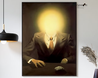 Könnte beinhalten: Ein surrealistisches Gemälde einer Person im Anzug mit einem hellen gelben Licht, das aus ihrem Kopf strahlt. Die Person sitzt an einem Tisch mit einem kleinen Stein auf dem Tisch vor ihr.