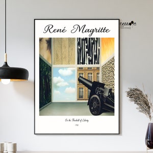 Pode incluir: Uma impressão de arte emoldurada com o texto "René Magritte" acima de uma imagem surrealista. A obra de arte retrata um canhão, uma janela com vista para o céu e vários painéis texturizados. O texto "On the Threshold of Liberty 1930" está na parte inferior.