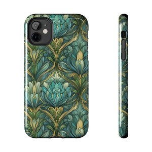 以下が含まれることがあります： ティール、グリーン、ゴールドの花柄の携帯電話ケース。ケースは光沢仕上げで、カメラレンズの黒い切り抜きがあります。側面図はケースの厚さとボタンの配置を示しています。デザインはアールヌーボーを彷彿とさせます。