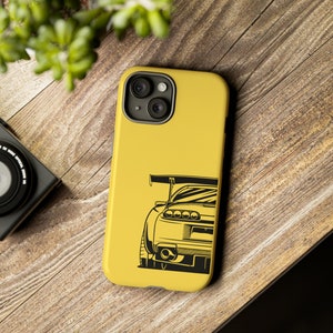 Op de afbeelding: Een gele iPhone-hoes met een zwarte omtrek van een sportwagen met een spoiler. De auto is met de achterkant naar de kijker gekeerd.