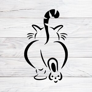 Puede incluir: Silueta en blanco y negro de un gato con la cola enroscada sobre su espalda, mirando al espectador. El gato está de pie sobre sus patas traseras con sus patas delanteras levantadas.