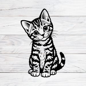 Puede incluir: Ilustración en blanco y negro de un gatito con un patrón de rayas. El gatito está sentado erguido con la cabeza inclinada y la cola enroscada. El fondo es una superficie de tablones de madera blancos.