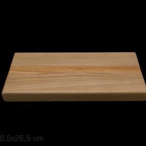 Op de afbeelding: Een rechthoekige houten snijplank met een lichtbruine kleur en zichtbare houtnerf. De plank is ongeveer 18,5 cm breed en 26,5 cm lang. De randen zijn afgerond.