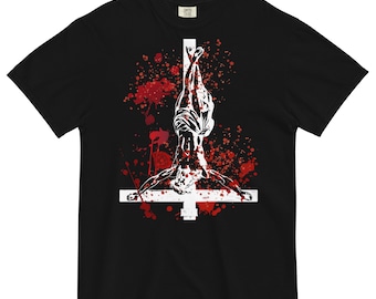 Könnte beinhalten: Schwarzes T-Shirt mit einer weißen Grafik einer Person, die kopfüber an einem Kreuz hängt, mit roten Blutflecken.
