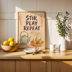 ティーポットポスター、Stir Play Repeat キッチン引用句、風変わりな壁飾り、花柄のティータイムアート、洋ナシの静物画プリント、お茶好きへのギフト