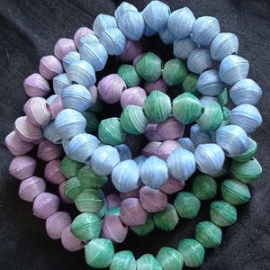 Braccialetti di perline di carta elastica colorata, elegante accessorio di gioielleria ecologico, perline di carta fatte a mano, regali per artisti, regalo perfetto