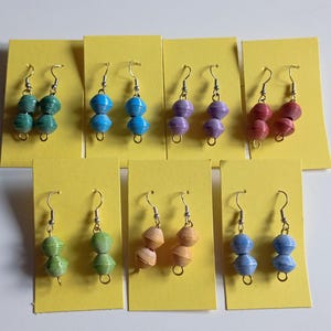 Orecchini pendenti con perline di carta fatte a mano – Orecchini ecologici e leggeri in vari colori / Gioielli di moda sostenibili