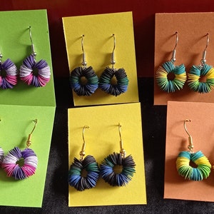 Pendientes personalizados coloridos pendientes de papel colgantes regalo para ella Hecho a medida a pedido