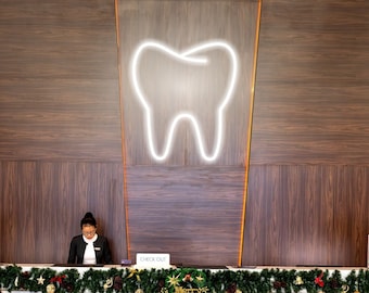 Neon z zębem dla stomatologii. Prezent dla dentysty. Dekoracja gabinetu stomatologicznego.