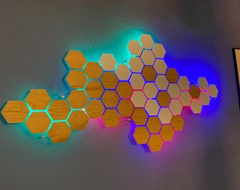 Sześciokątny panel RGB na prezent. Mozaika z drewna i akrylu o strukturze plastra miodu do dekoracji biura.