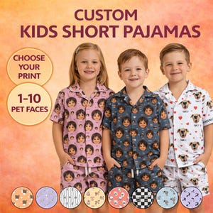 Puede incluir: Pijamas cortos personalizados para niños. La imagen muestra a tres niños con conjuntos de pijama a juego. Los pijamas tienen una camisa con botones y pantalones cortos. El texto de la imagen dice "Custom Kids Short Pajamas", "Choose Your Print" y "1-10 Pet Faces".
