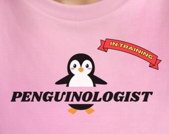 子供用「IN TRAINING」シャツ。科学者の称号と「IN TRAINING」ピンバッジ。動物園遠足シャツ。