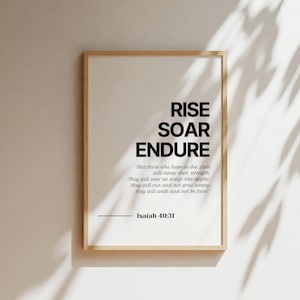 以下が含まれることがあります： 「RISE SOAR ENDURE」という言葉が黒い太字で書かれた額入りのプリント。その下に、イザヤ書40:31からの引用が小さなフォントで表示されています。フレームは明るい茶色です。