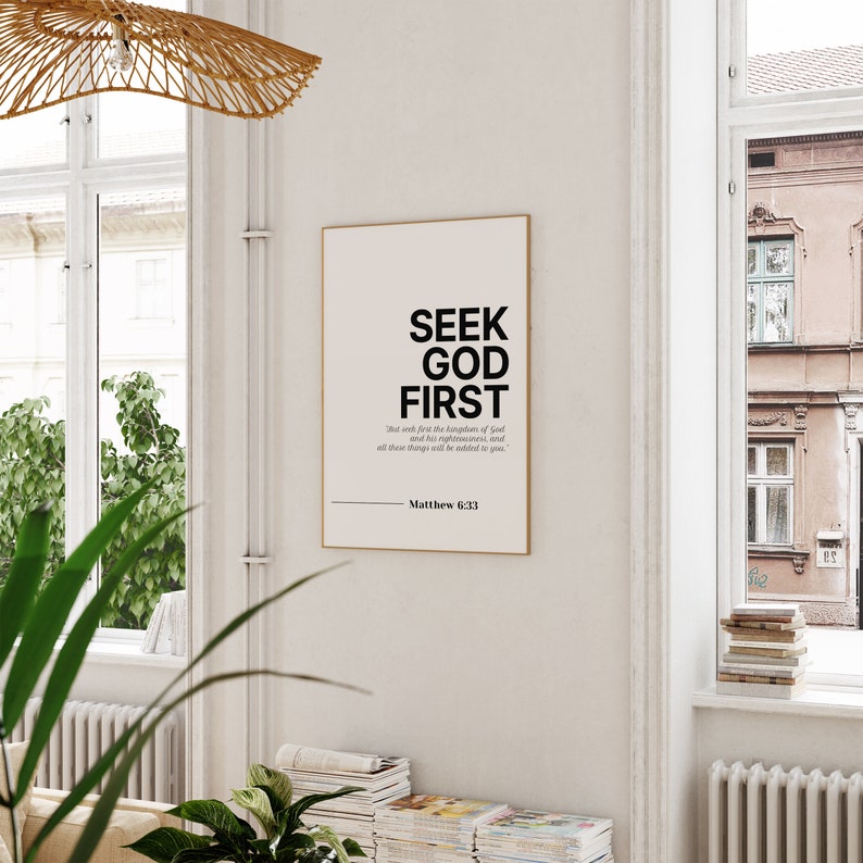 Puede incluir: Una impresi&oacute;n de arte de pared imprimible en blanco y negro con el texto "SEEK GOD FIRST" y una cita de Mateo 6:33. La impresi&oacute;n est&aacute; enmarcada en un marco dorado fino y est&aacute; colgada en una pared blanca.