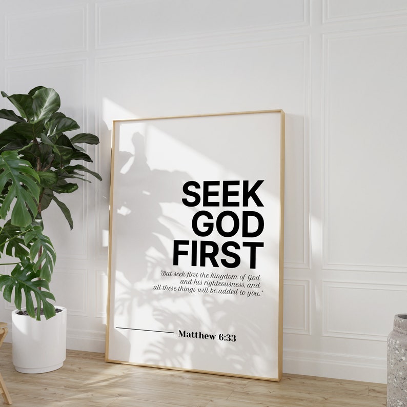 Puede incluir: Una impresi&oacute;n de arte de pared imprimible en blanco y negro con el texto "SEEK GOD FIRST" y el vers&iacute;culo b&iacute;blico "Mas buscad primeramente el reino de Dios y su justicia, y todas estas cosas os ser&aacute;n a&ntilde;adidas." - Mateo 6:33.