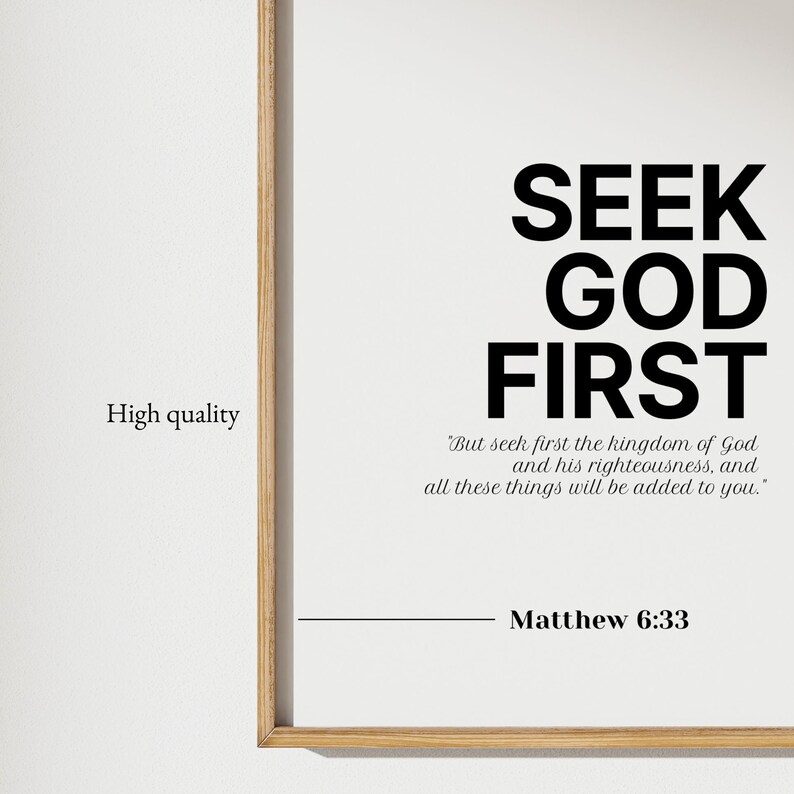 Puede incluir: Arte de pared imprimible en blanco y negro con el texto "SEEK GOD FIRST" y una cita de Mateo 6:33. "Mas buscad primeramente el reino de Dios y su justicia, y todas estas cosas os ser&aacute;n a&ntilde;adidas."