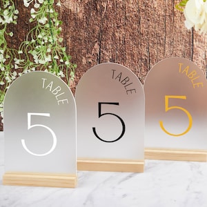 Tafelnummers mat acryl - bord mat acryl - tafeldecoratie bruiloft - bewegwijzering bruiloft - gouden tafelnummers, tafelnummers mat