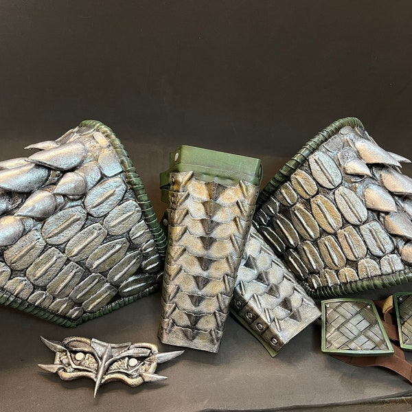 Armor Reptile Mortal Kombat - Bracers, Shoulder Guards, Belt Buckle. Custom cosplay props commissions.