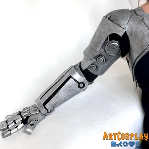 Braço cibernético inspirado no universo de Fullmetal Alchemist. Braço cosplay de Edward Elric.