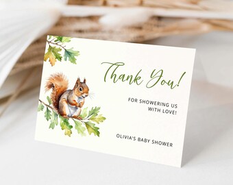 Könnte beinhalten: Dankeskarte mit einer Aquarell-Illustration eines Eichhörnchens, das auf einem Ast mit grünen Blättern sitzt. Der Text lautet "Vielen Dank! Für die vielen Glückwünsche! Olivias Babyparty".