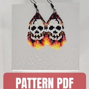 Könnte beinhalten: Ein Paar Perlenohrringe mit Fransen, die ein Totenkopfmotiv in Schwarz, Weiß und Beige zeigen, mit einem flammenartigen Muster in Rot, Orange und Gelb am unteren Rand. Die Ohrringe haben schwarze Metallhaken und liegen über dem Text PATTERN PDF.