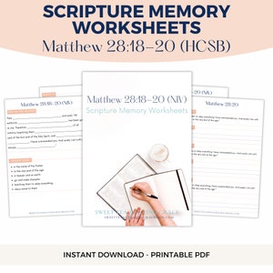 Puede incluir: Hojas de trabajo imprimibles para memorizar las Escrituras de Mateo 28:18-20 en la traducción NIV. Las hojas de trabajo incluyen actividades de completar los espacios en blanco y un banco de frases. La imagen muestra un primer plano de una hoja de trabajo con una taza de café y una Biblia.