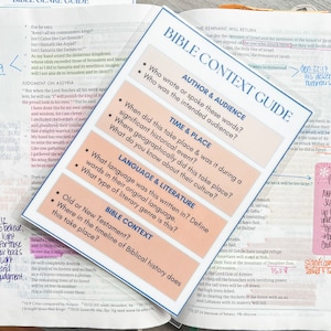 Peut inclure: Un guide d'étude biblique avec un fond rose et pêche. Le guide comprend des sections pour Auteur et public, Temps et lieu, Langue et littérature, et Contexte biblique. Le guide comprend également le texte "Le reste reviendra" et "Jugement sur l'Assyrie".