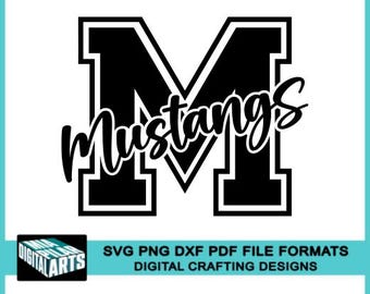 Puede incluir: Un diseño gráfico en blanco y negro con la palabra "Mustangs" en cursiva sobre una gran letra "M" en negrita. El diseño incluye el texto "SVG PNG DXF PDF FILE FORMATS DIGITAL CRAFTING DESIGNS".