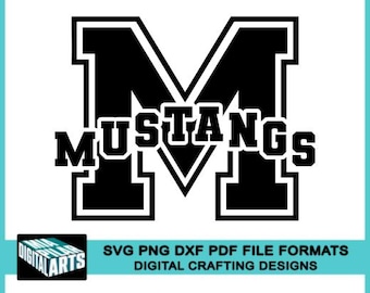 Puede incluir: Diseño gráfico en blanco y negro con la palabra "MUSTANGS" en una fuente audaz y universitaria, con una gran letra "M" como elemento central. El diseño incluye el texto "SVG PNG DXF PDF FILE FORMATS DIGITAL CRAFTING DESIGNS".
